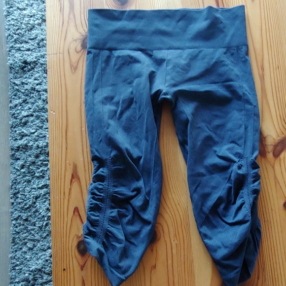 lululemon athletica Pants - Lululemon capris size 6